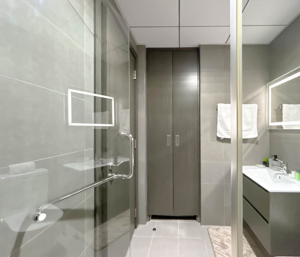 Urban Escape Studio Pool, Gym & Stylish Living