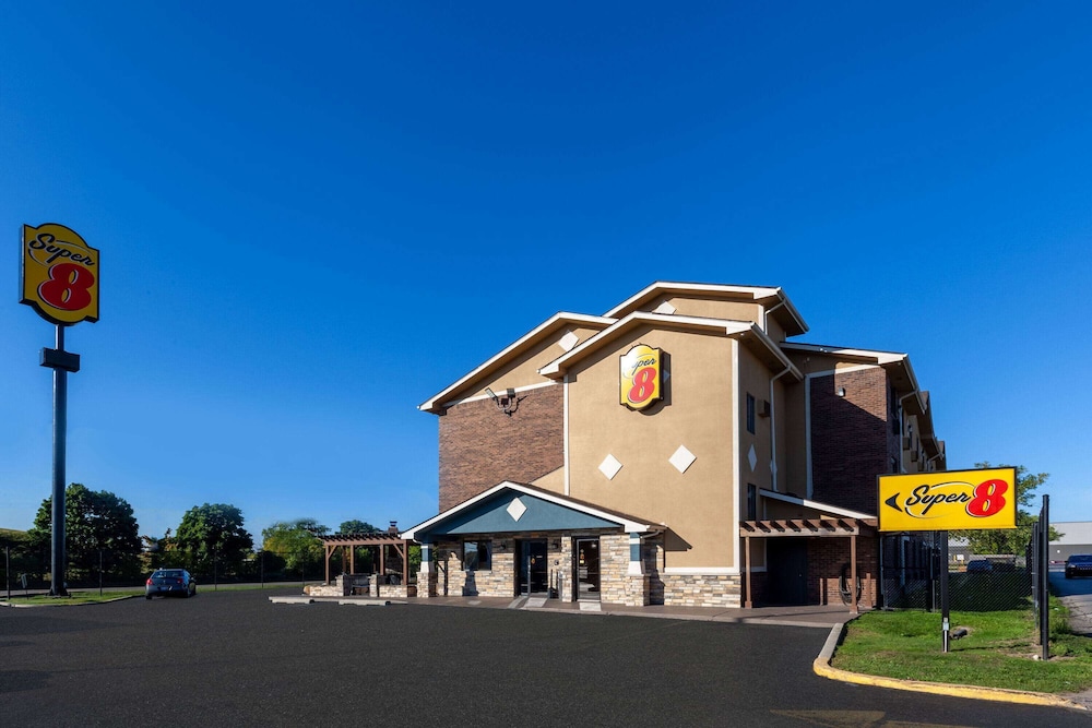 Super 8 by Wyndham Roseville/Detroit Area view 5