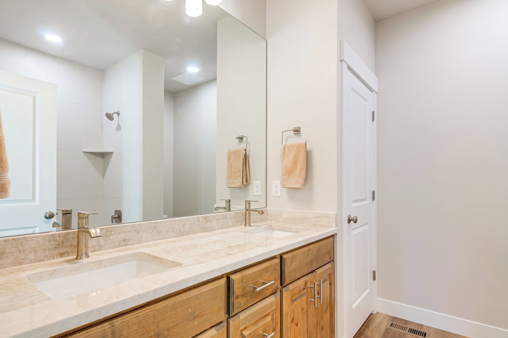 Near Lakes & Trails: Cabin in Duck Creek Village!