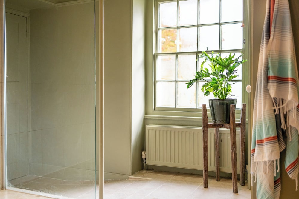 Stunning 8-Bedroom Home in Painswick