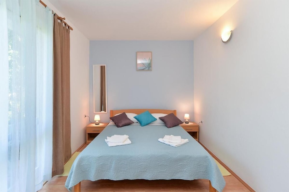 Spacious Apartment With Garden