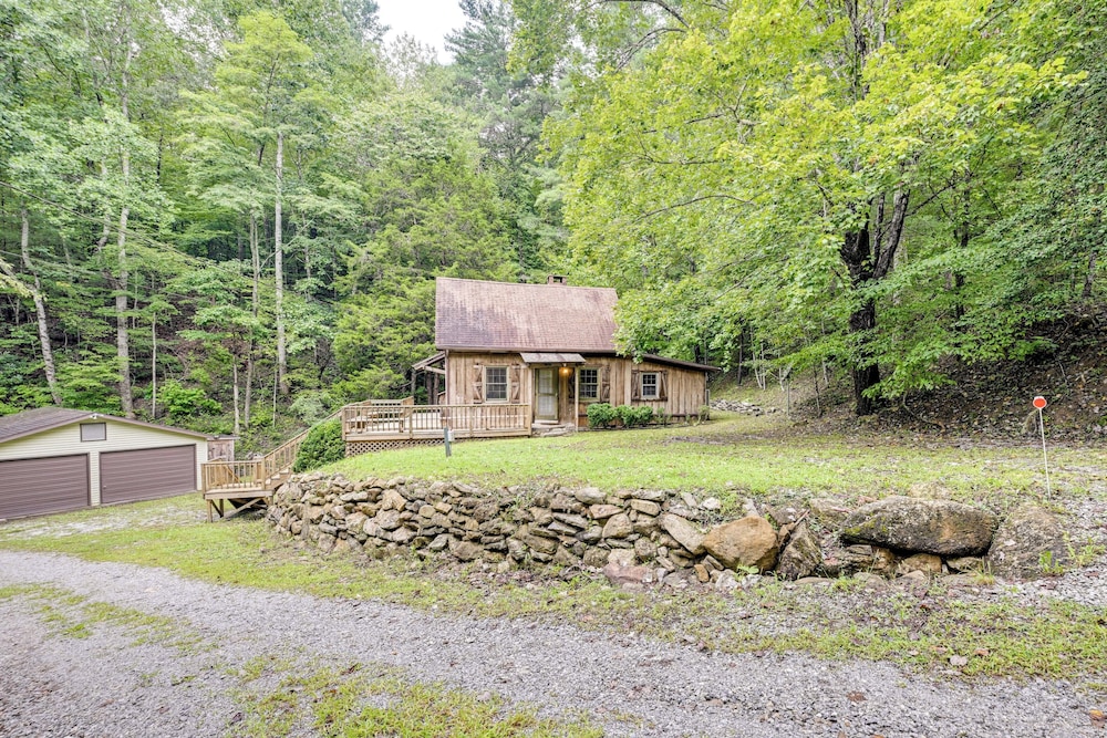 Trail Access & Tranquil Setting: Franklin Retreat!