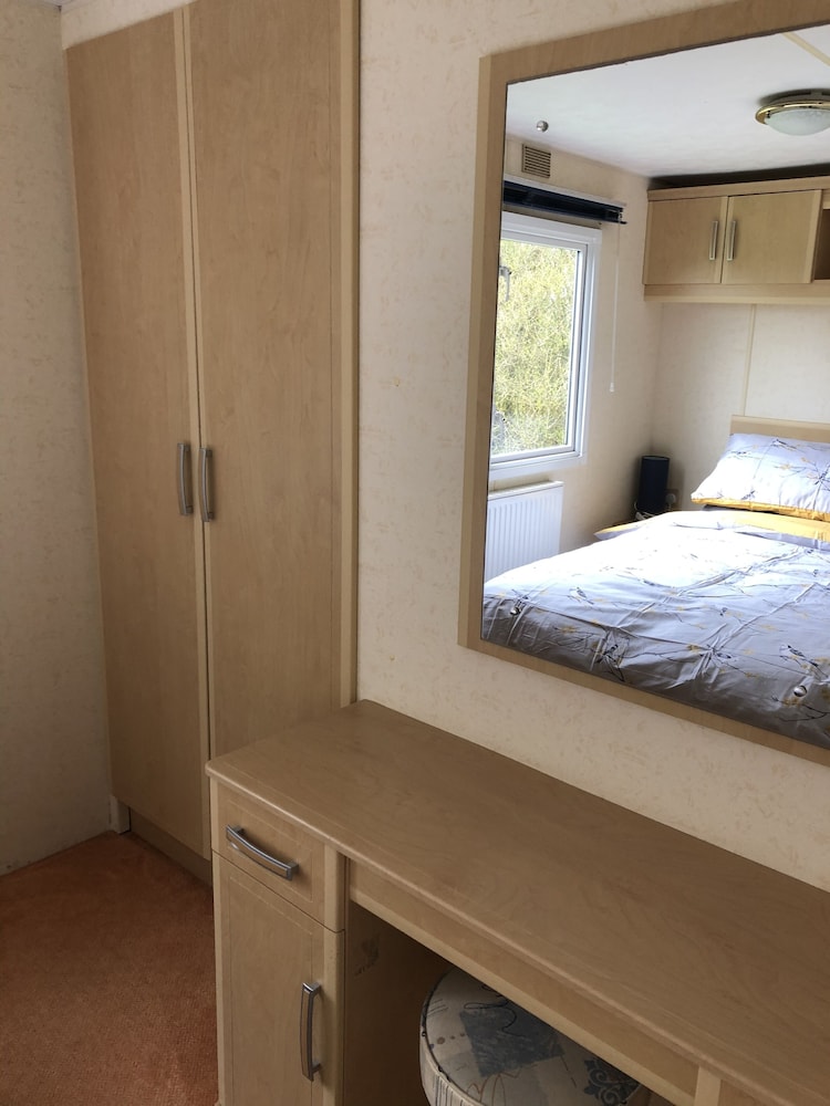 Captivating 2-bed Static Caravan in Holyhead view 4