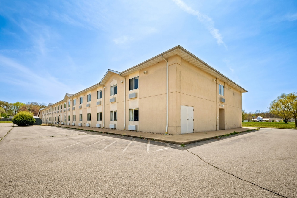 LakeWood Inn & Suites