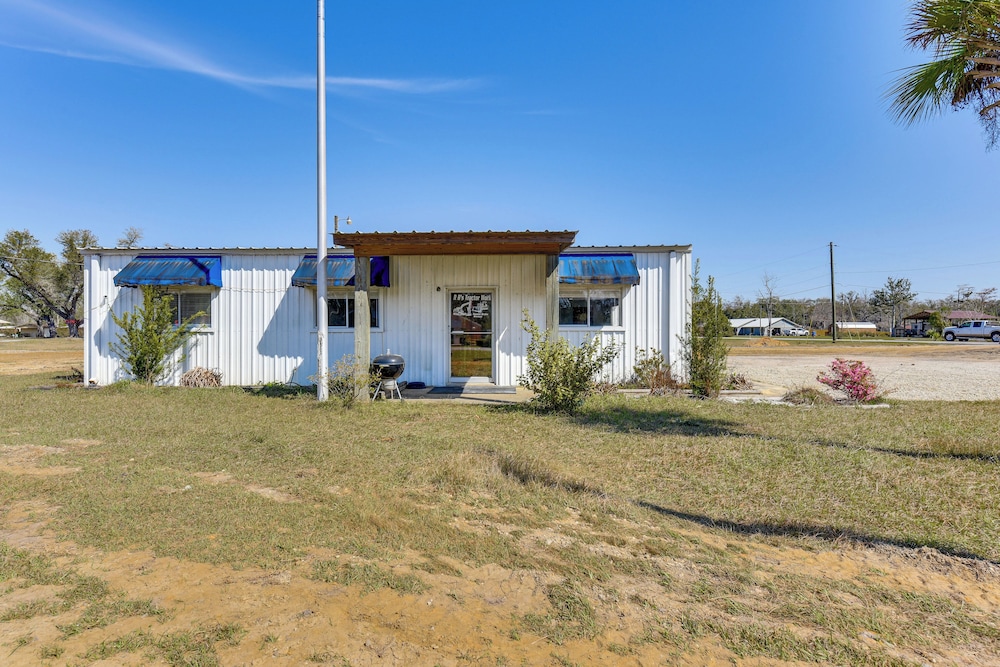 Walk to Lake: Fishing Retreat in Wewahitchka