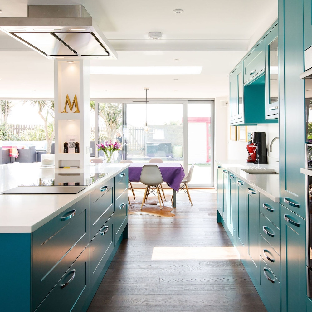 Vibrant Seafront Home With Seasonal Pool view 2
