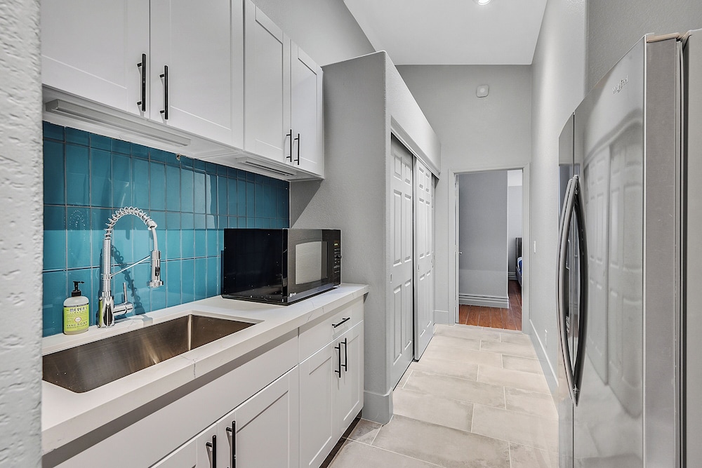Villa - 8 Bedrms 5 Bths 15 Beds