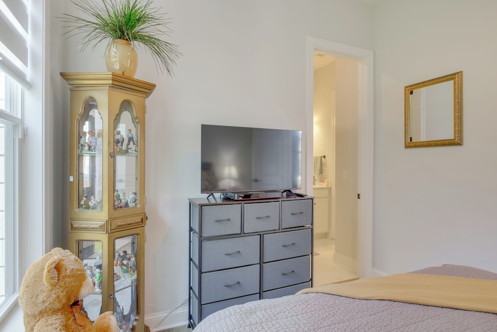 Walk to Marina: Lake Greenwood Retreat w/ Hot Tub