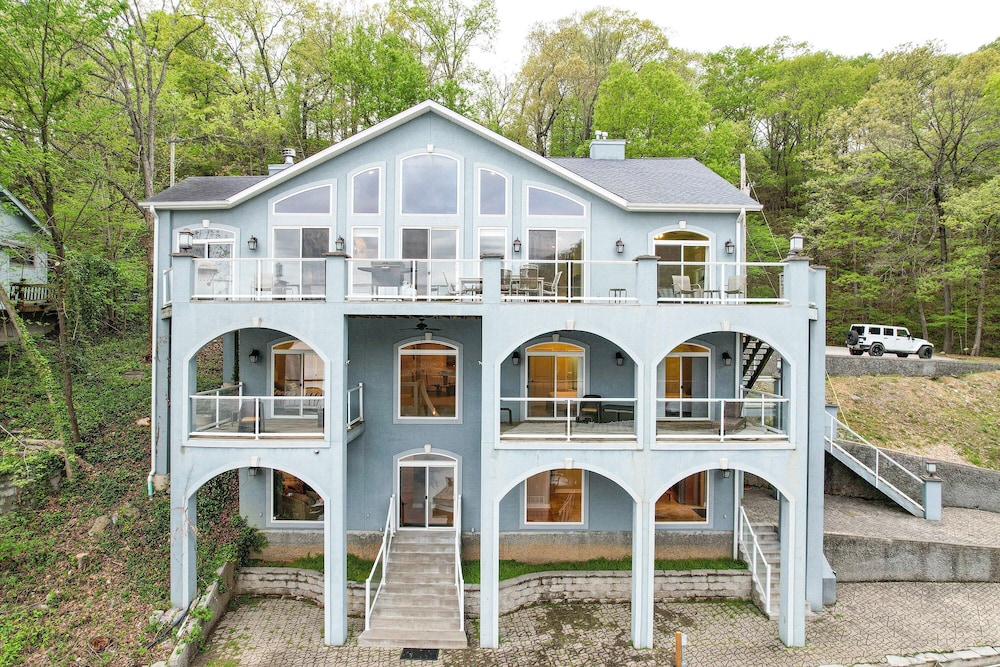 Huge! Sleeps 30-kayaks, Pedal Boat & Paddle Boards