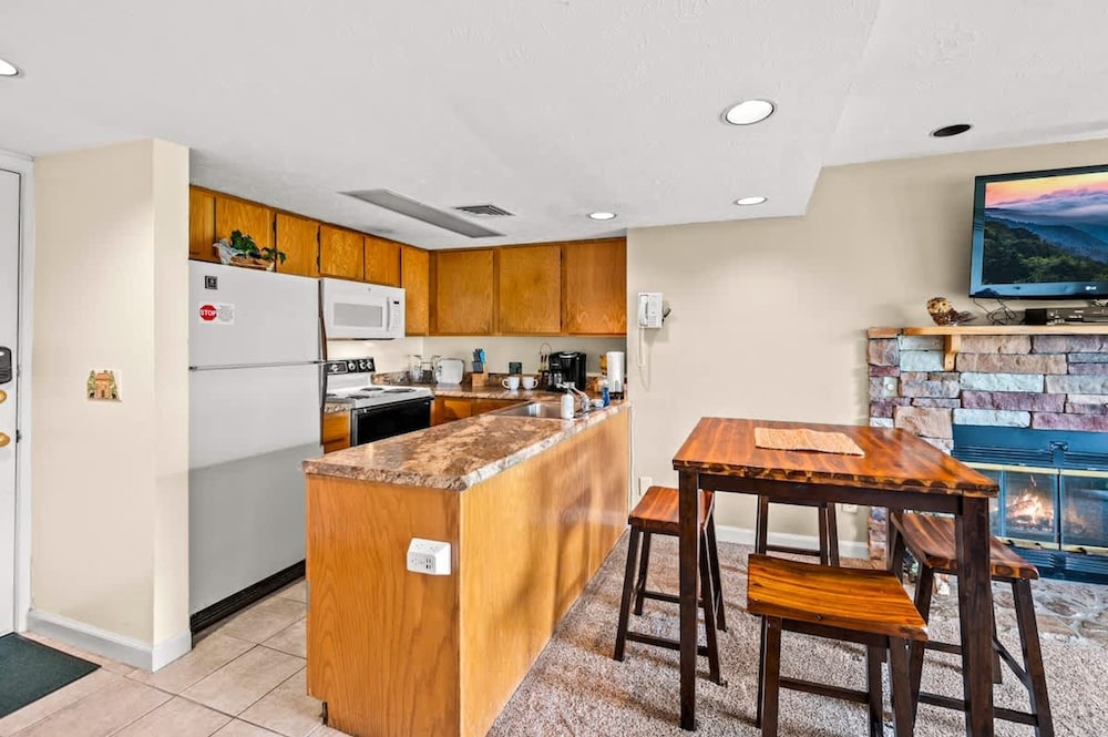Sleeps 6 Indoor Pool Hot Tub Mountain Views