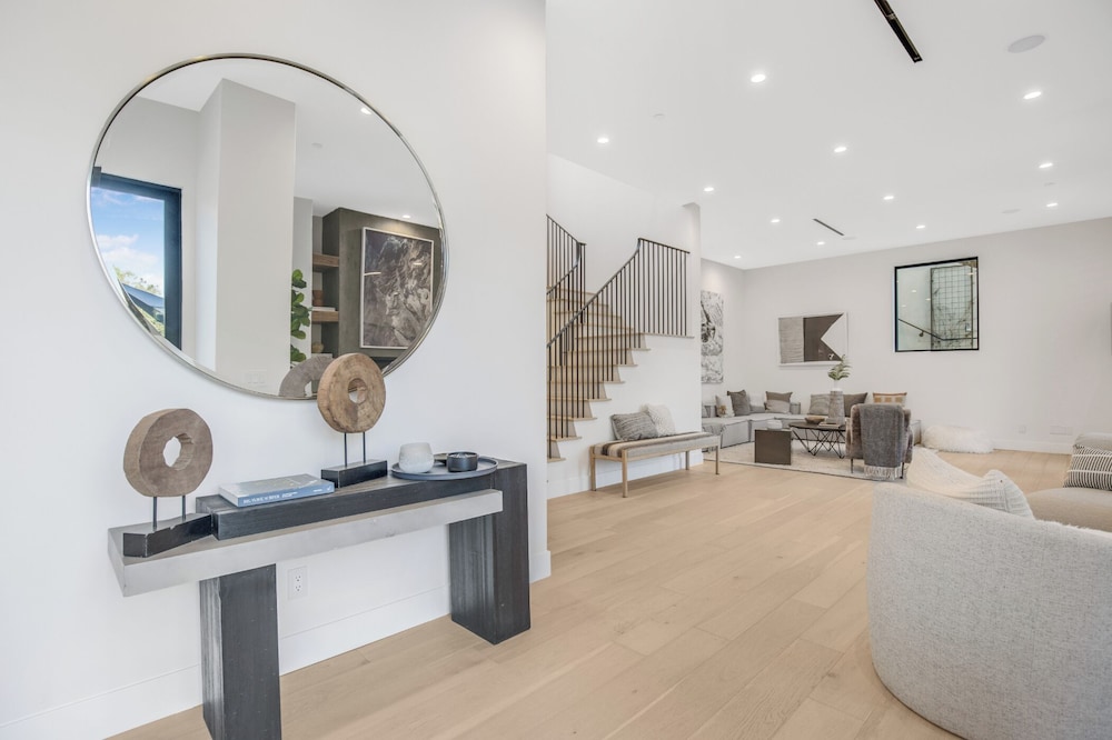 Belden Modern Villa - Iconic Hollywood Hills Retreat