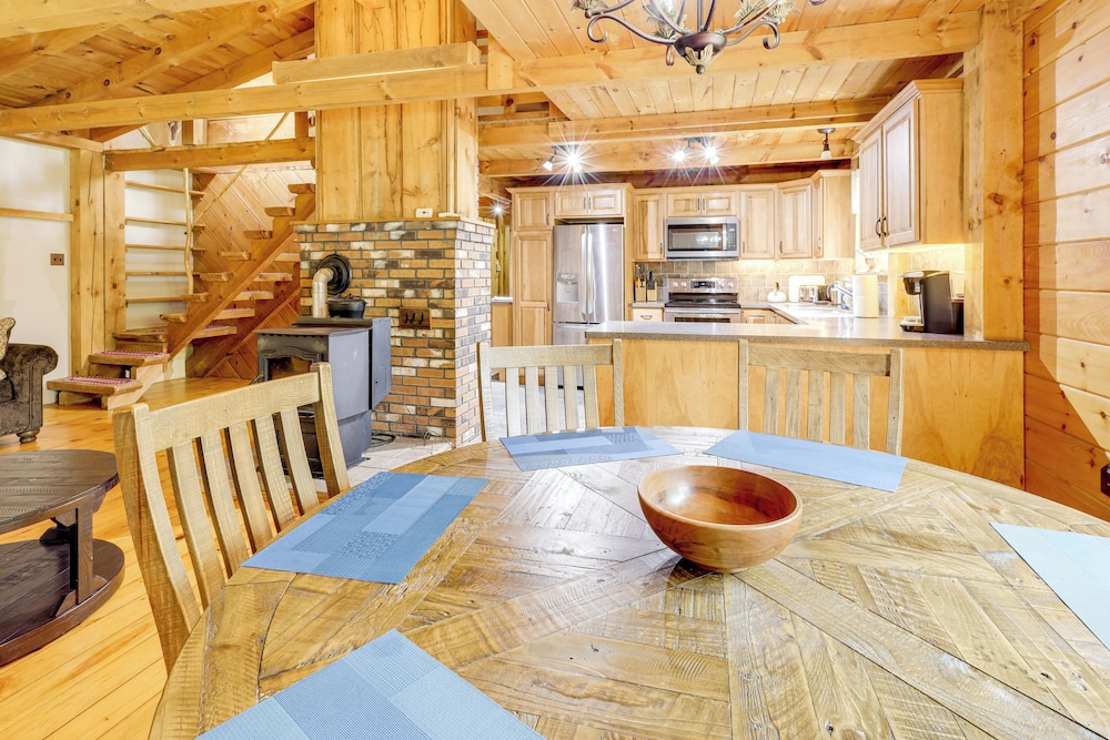 7 Mi to Glens Falls: Peaceful Retreat w/ Game Room