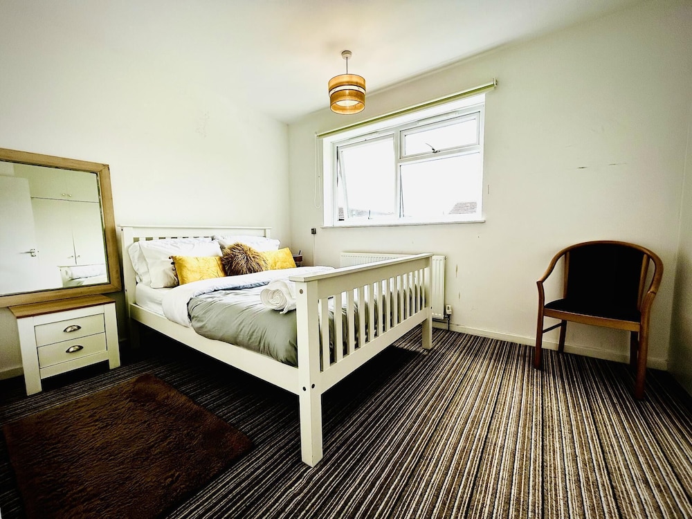 Mordenised 2 Bedroom House Close to City Centre view 3