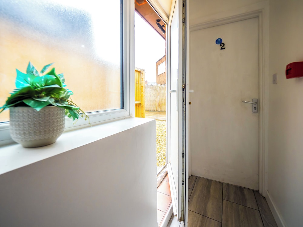 Ensuite5 Woodhouse private bath 2kitchen