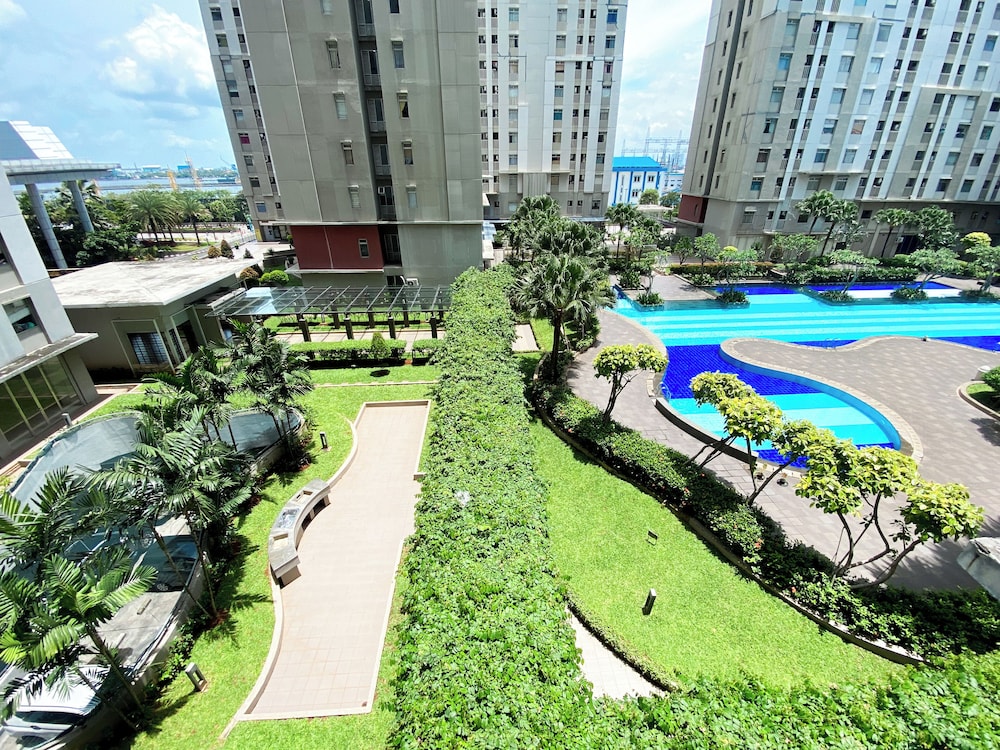 Stunning and Comfy Studio at Green Bay Pluit Apartment