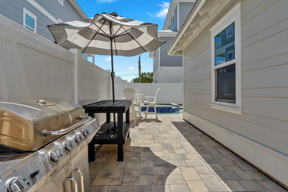 Gulf Views, Pool, Rooftop Lounge & Private Beach Heavenly Day by Avantstay