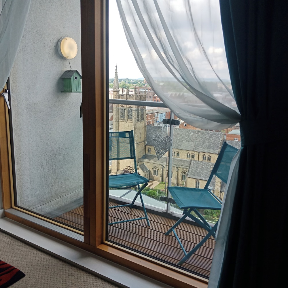 1 Bed Flat - Sleeps 5 - Pets - Garden - Parking