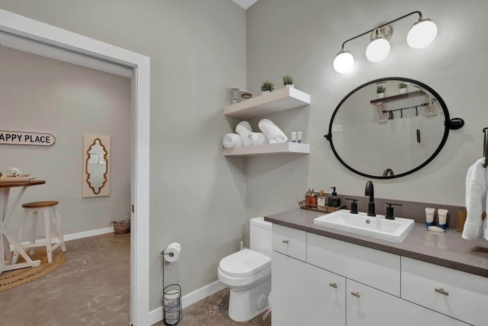 Pop-2: Hot-tub/close to Main St!