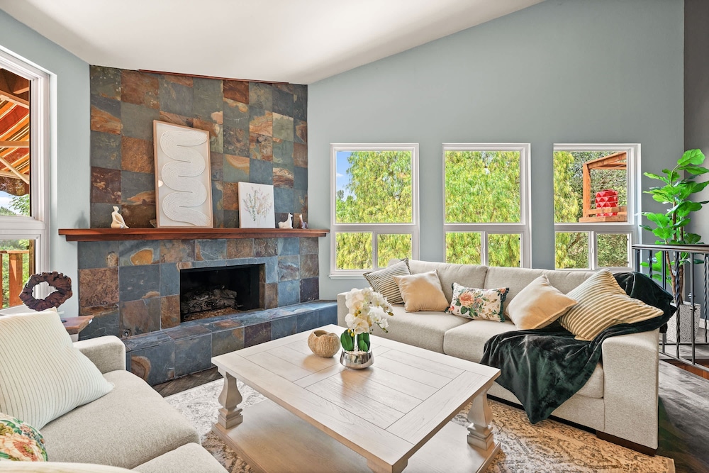 Mountain View Family Retreat w Game Room Scenic Decks