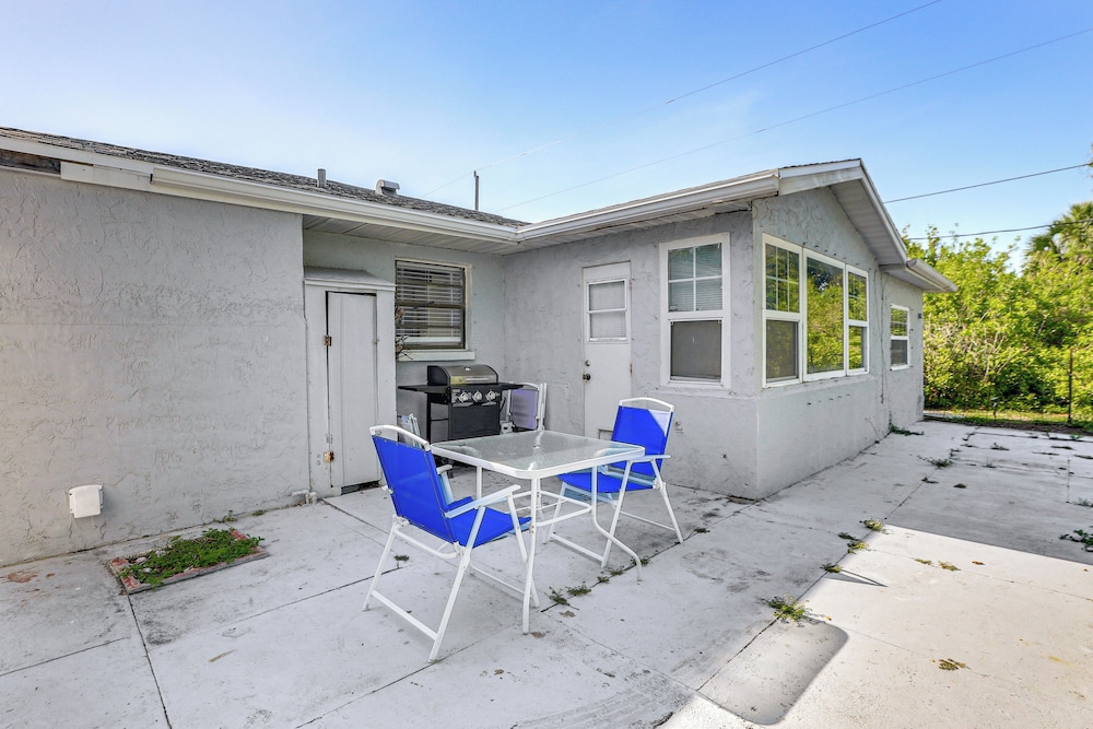 7 Mi to Beach: Cozy Home w/ Yard in Englewood!