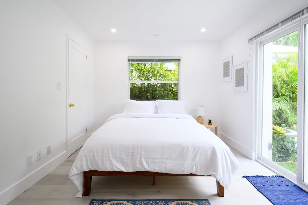 Bright Comfortable Apt in Victoria Park