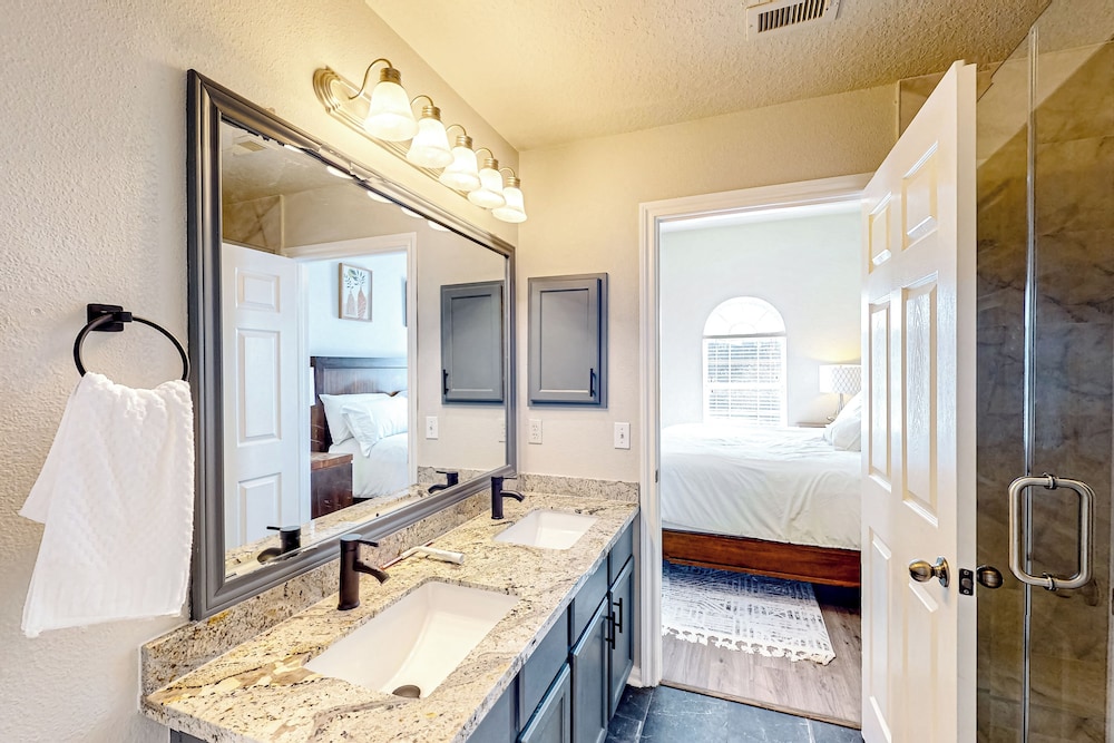 3BR w/ Yard, Updated Interior w/ A/C & W&D