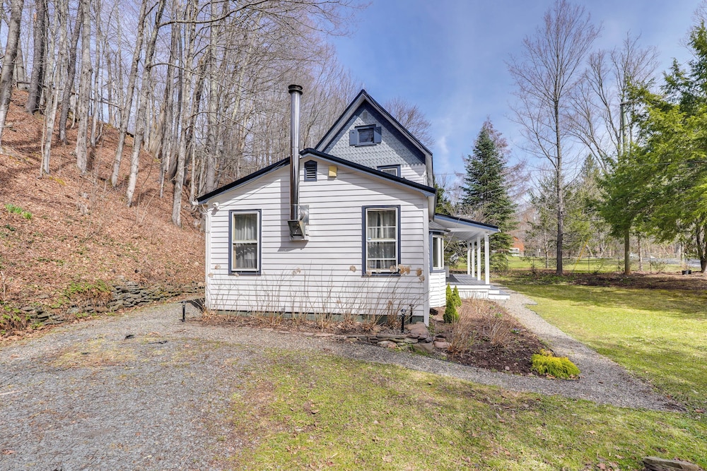 Historic Catskills Farmhouse Cottage by Belleayre