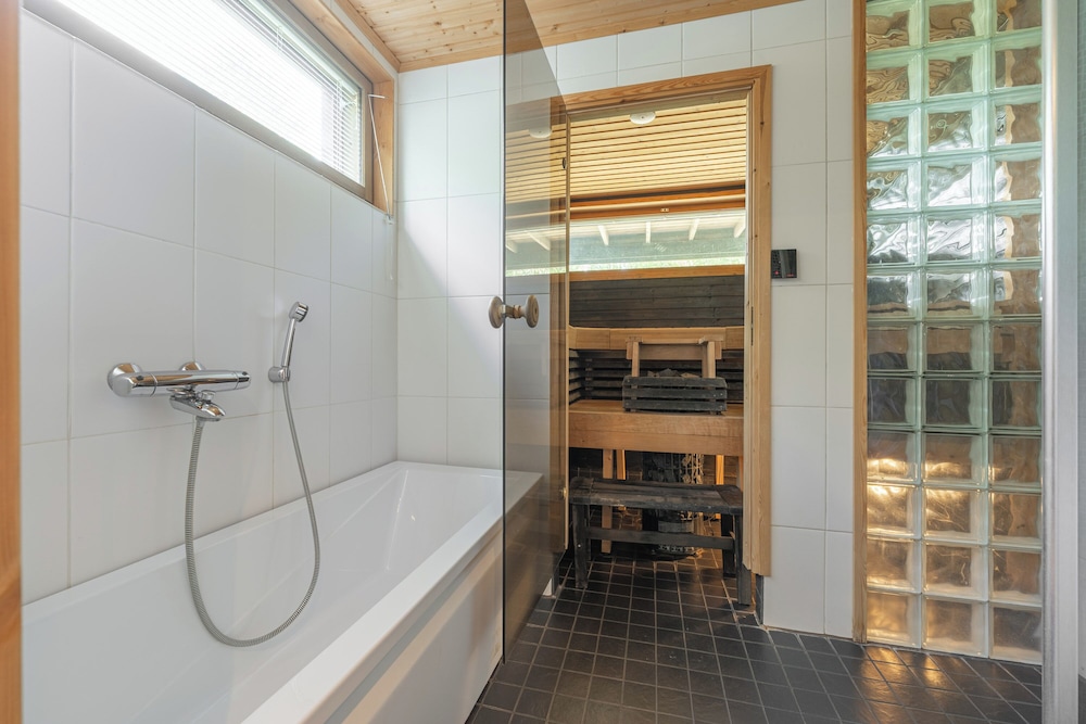 Scenic Lakeside Cabin in Tahko - Hot Tub