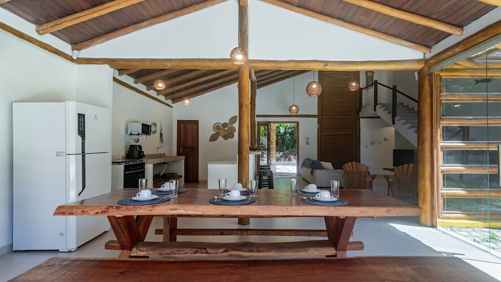 Casa Pet-friendly em Cond com Piscina e 5 Su tes