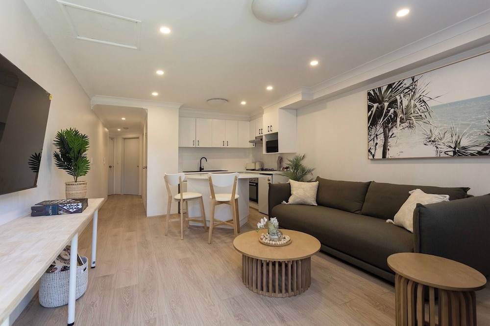 Luxurious Manly Retreat With Beachside Bliss - Image 4