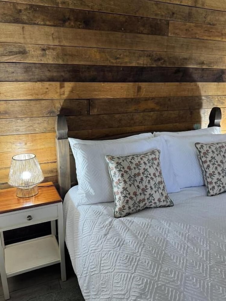 The Riley Stable- Cozy Getaway