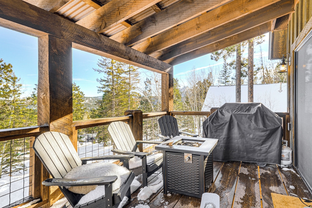 5 Mi to Terry Peak: Spacious Lead Cabin w/ Hot Tub