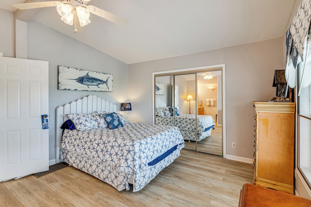 Harkers Island Getaway w/ Deck: Near Cape Lookout!