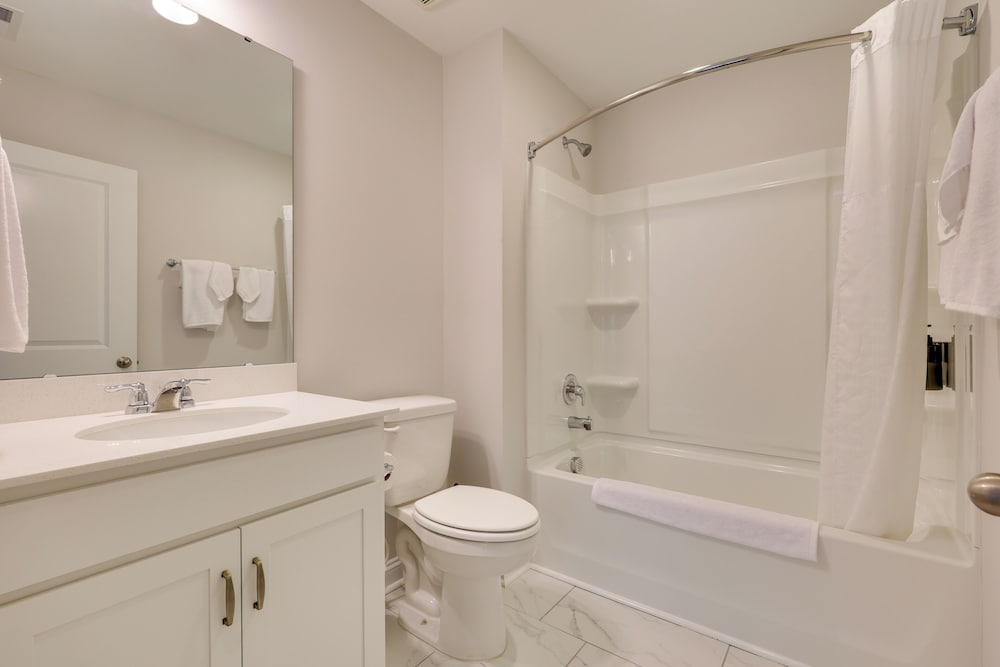 3 Mi to Golf & Waterway: Ocean Isle Beach Retreat!