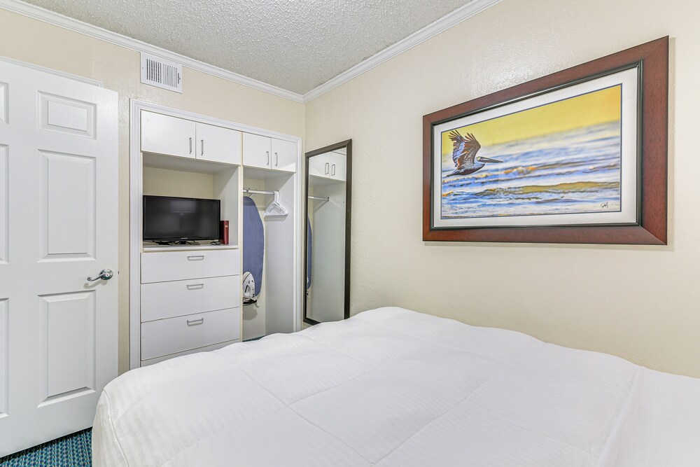 Steps to Babes Beach: Condo w/ Pool in Galveston