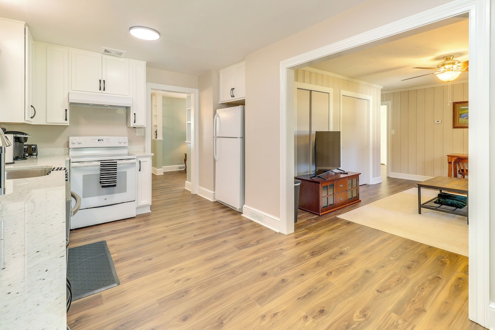 Walk to Chowan University: Dog-friendly Retreat
