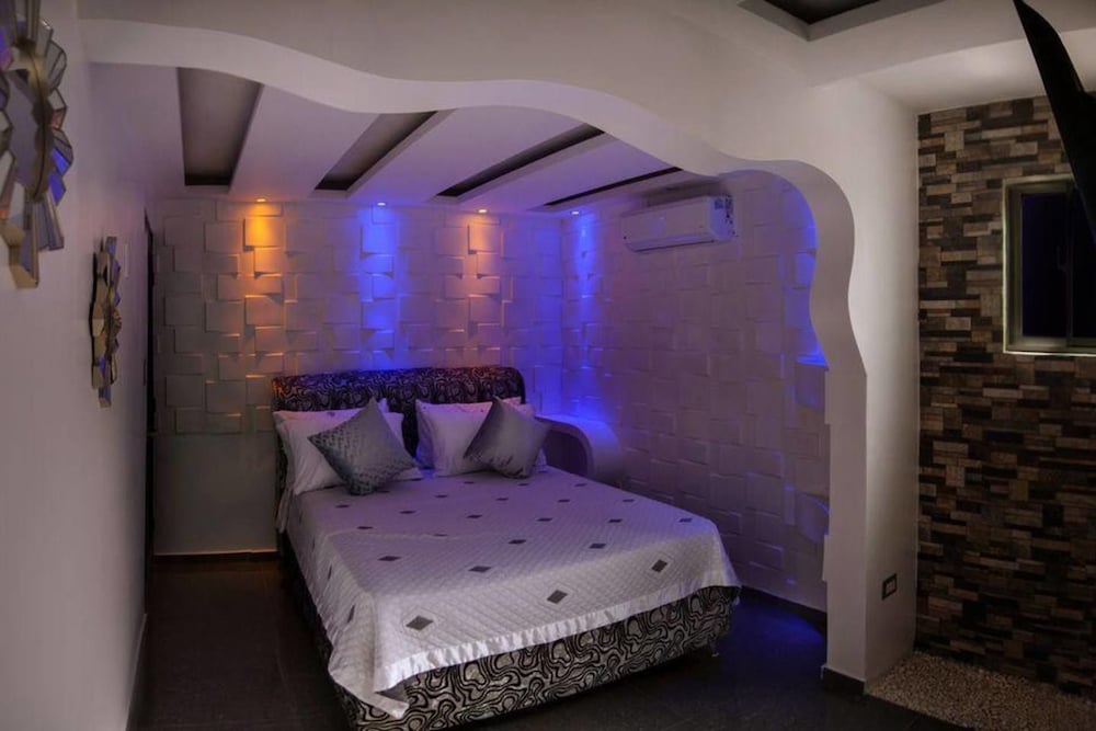 Luxury 14 Bedroom Villa Walking to Clubs/beaches! view 2