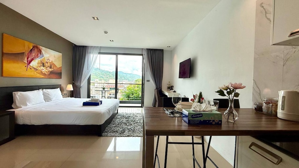 Emerald 307 - Studio With Balcony and Shared Pool