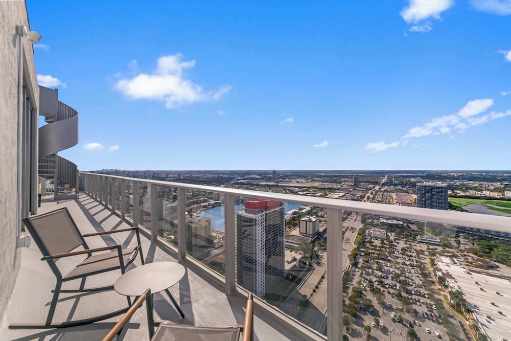 2BR Ocean Penthouse: Private Terrace & Hot Tub