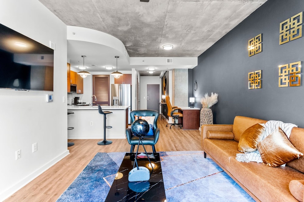 Luxury Midtown High Rise w Pool