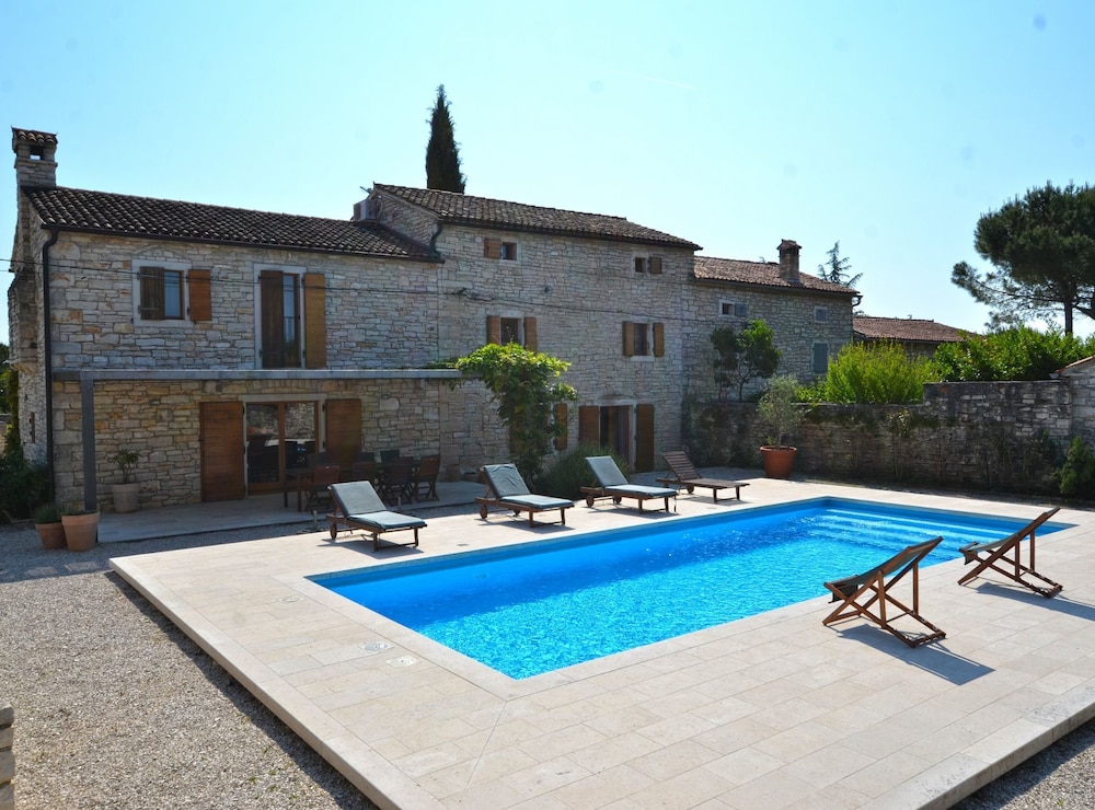 Majestic Rustical Kanfanar Villa With Pool