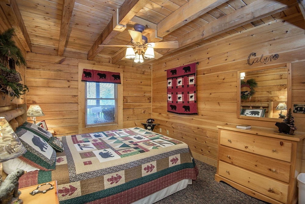 ER246 - The Getaway Great Location - Close To Town! 2 Bedroom Cabin by RedAwning view 3