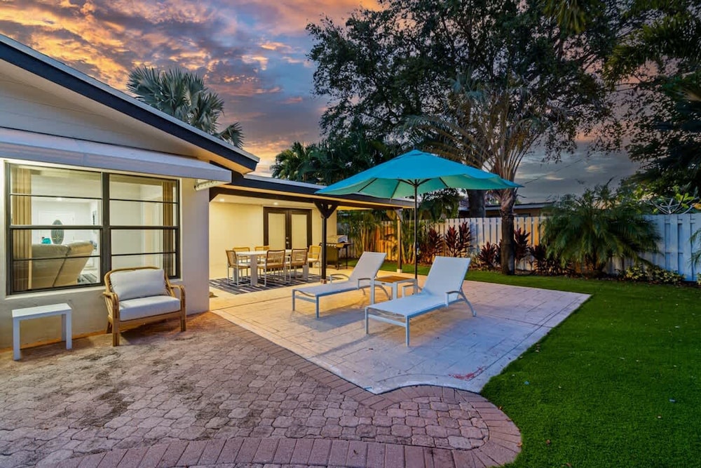 Tropical Getaway Heated Pool Patio Retreat