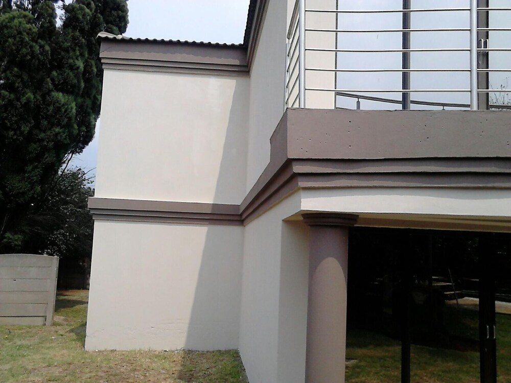 Remarkable 5-bed House in Springs & Nigel