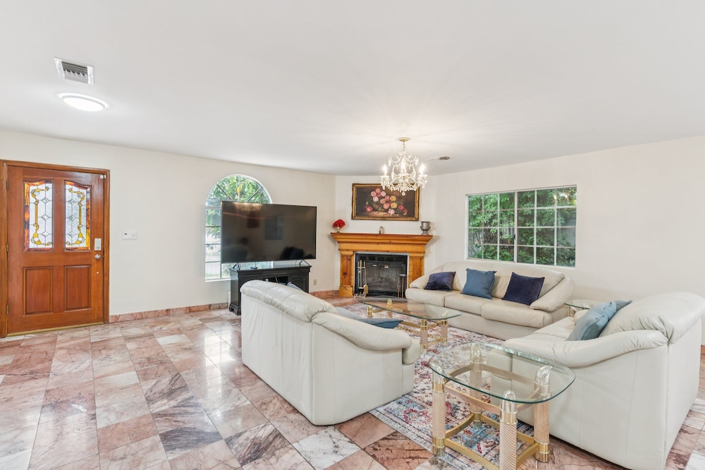 Russell House Near Hollywood & Griffith Park 3 Bedroom Home