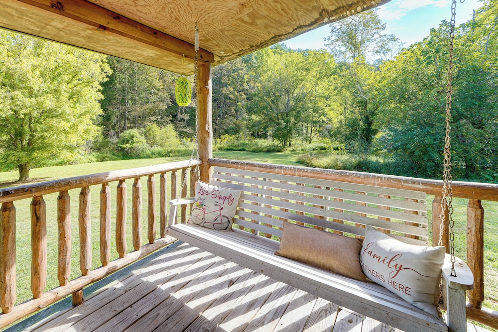 Rustic, Woodsy Cabin in Palestine w/ Pool Table!