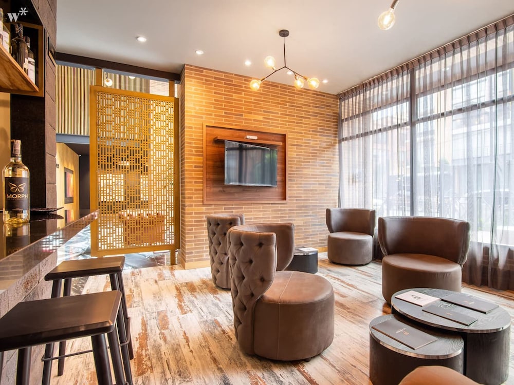 w Modern 2BR in Luxury Building in Chico