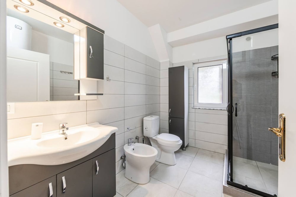 Elegant Apartment Comfort in Shkod r s Heart