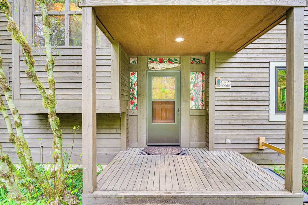 Riverfront Skykomish Cabin w/ Private Hot Tub!