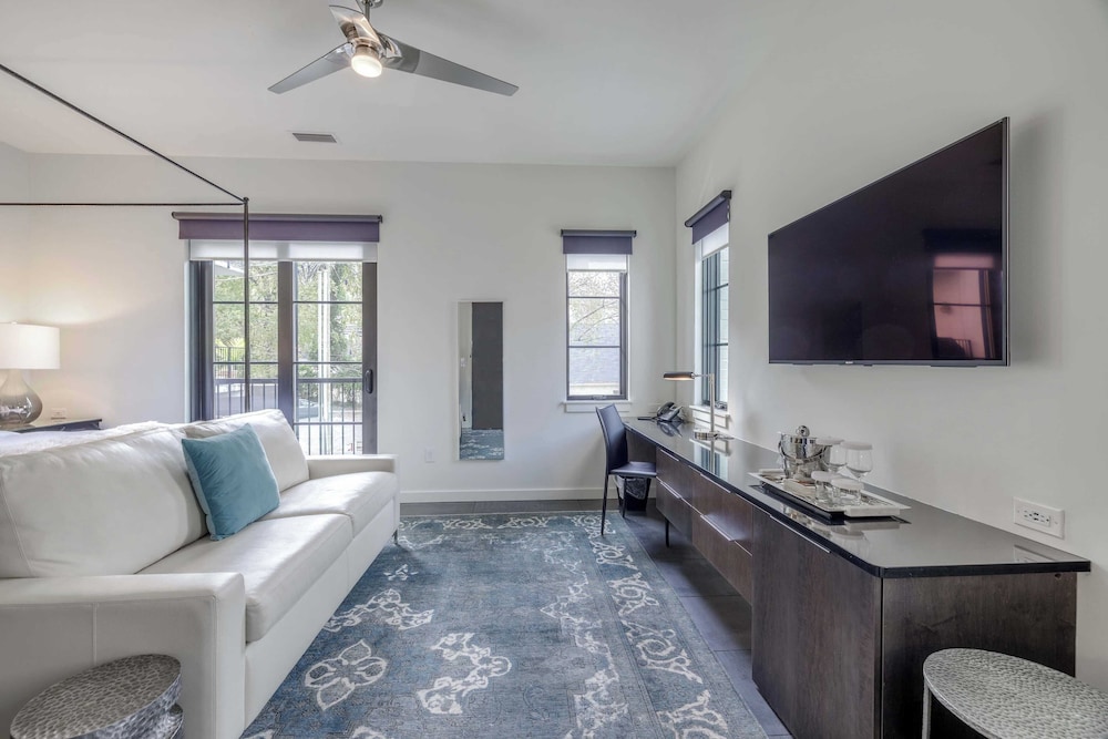 121 Hotel Floor 1 & 2 by Avantstay Sleeps 34, 10 Units in Nashville